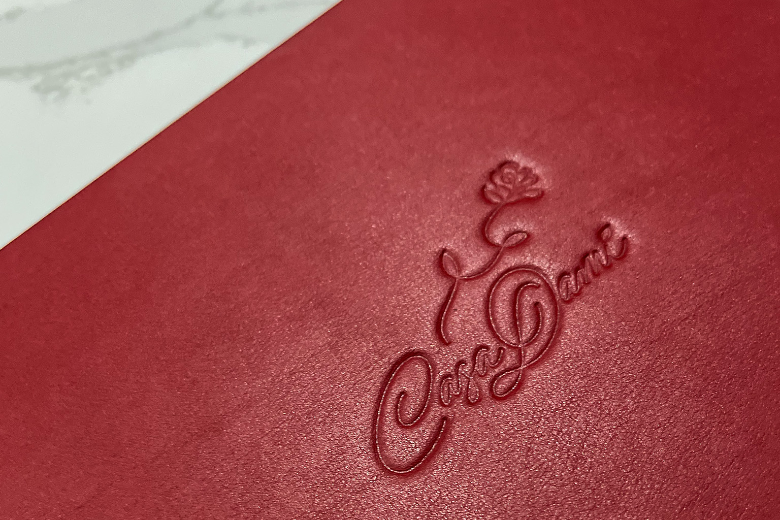 porta menu piel rojo